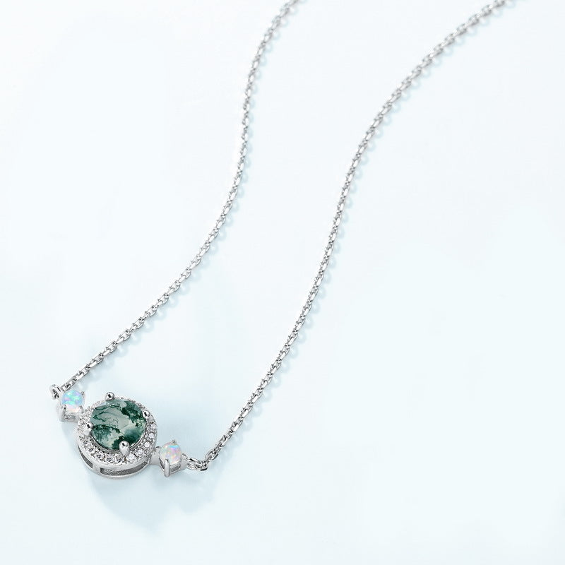 Luxurious Moss Agate Sterling Silver Round-cut and Diamond-surrounded Choker Necklace