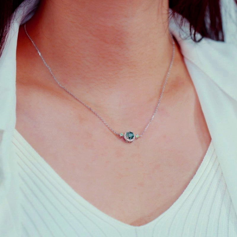 Luxurious Moss Agate Sterling Silver Round-cut and Diamond-surrounded Choker Necklace